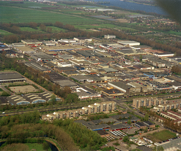 805294 Luchtfoto van het Bedrijventerrein Overvecht te Utrecht.